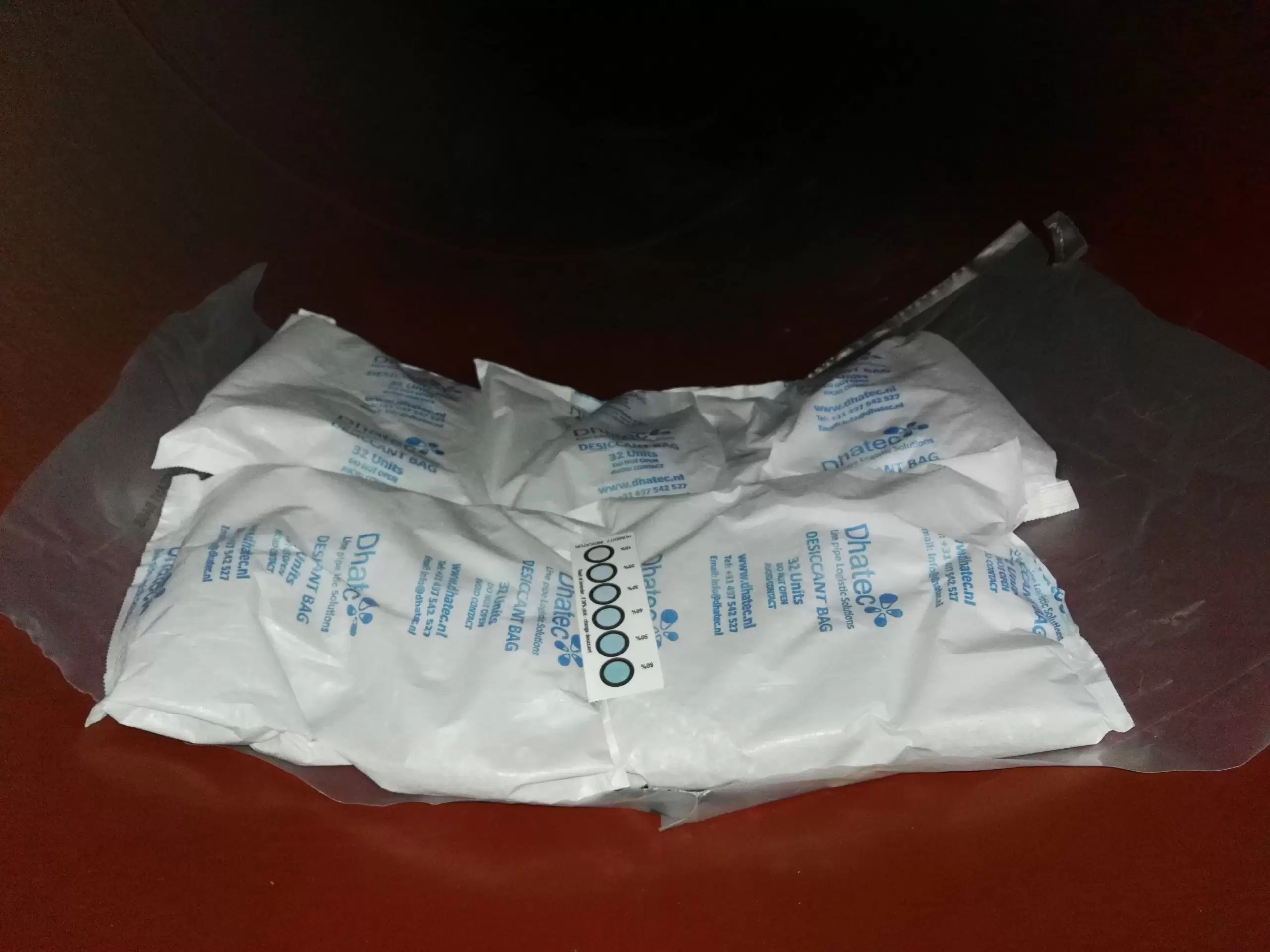 Image show how a Desiccant Bag is used within a pipe